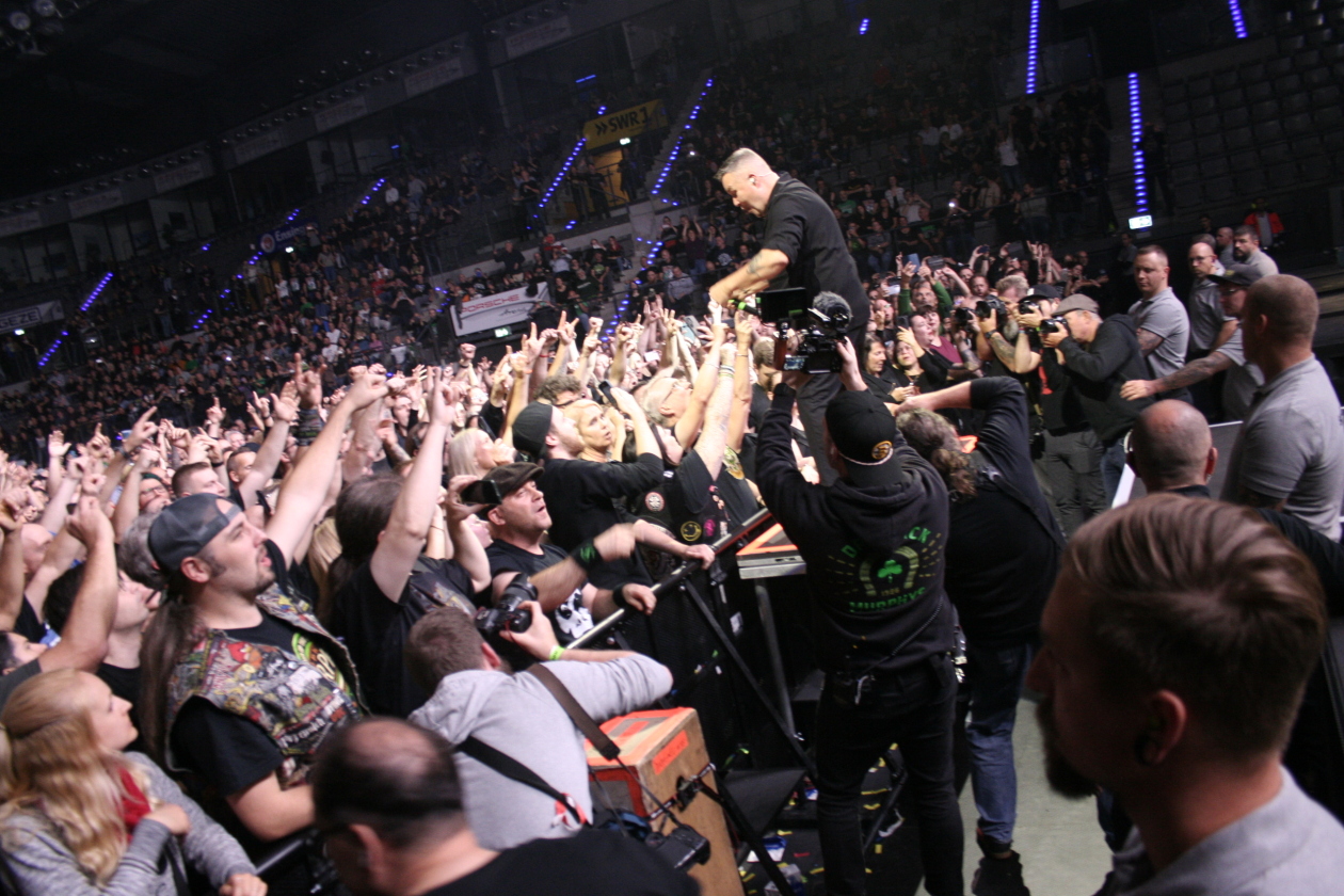 Sänger Ken Casey und Band auf Tuchfühlung mit dem Publikum: viel Power und Politik. – Dropkick Murphys.