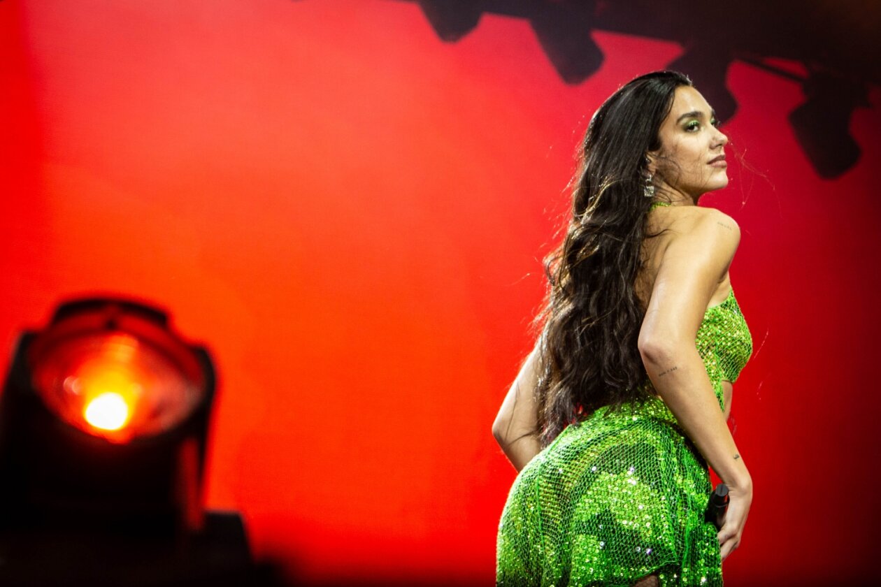 Dua Lipa kehrt als Headlinerin zum Roskilde Festival zurück. – Dua Lipa im Rampenlicht.