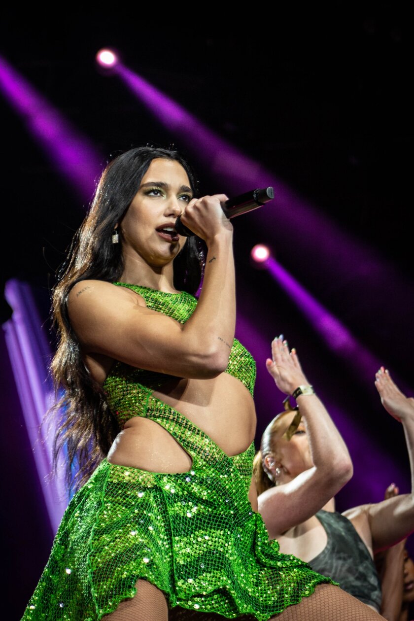 Dua Lipa kehrt als Headlinerin zum Roskilde Festival zurück. – ... kehrt sie als Headlinerin zurück.