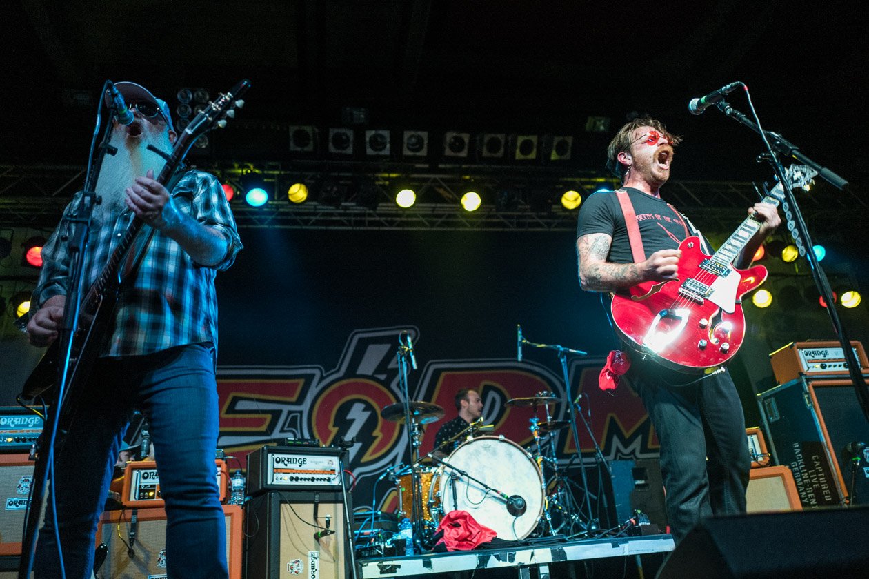 Jesse Hughes und Co.: super Stimmung und erhöhte Sicherheitsvorkehrungen. – Eagles Of Death Metal.