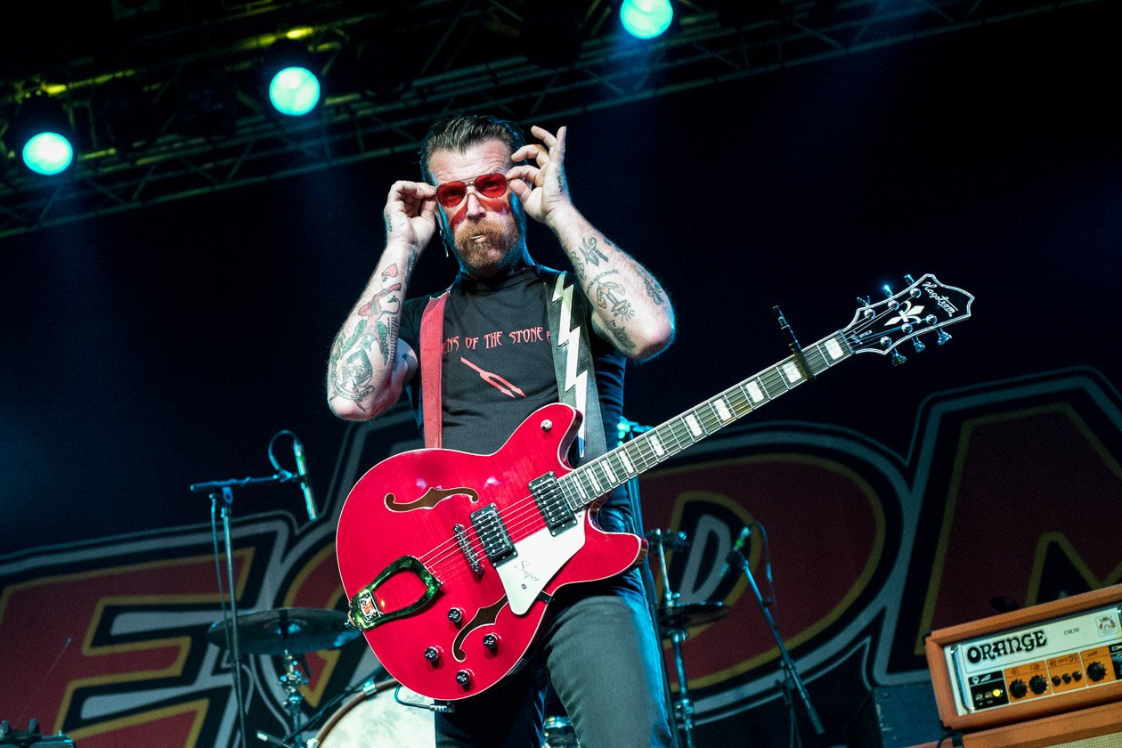 Eagles Of Death Metal – Jesse Hughes und Co.: super Stimmung und erhöhte Sicherheitsvorkehrungen. – Auch Jesse ist Fan.
