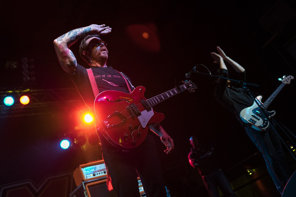 Eagles Of Death Metal – Jesse Hughes und Co.: super Stimmung und erhöhte Sicherheitsvorkehrungen. – Ich kann euch sehen!