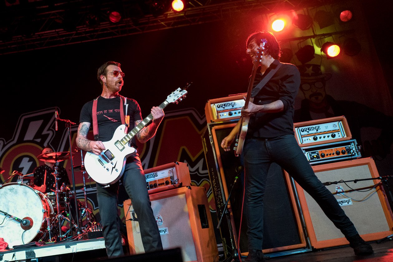 Eagles Of Death Metal – Jesse Hughes und Co.: super Stimmung und erhöhte Sicherheitsvorkehrungen. – Jesse und Basser Brian O’Connor. 