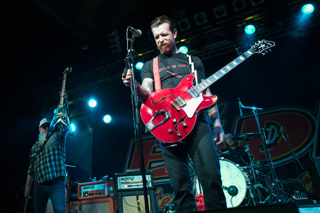 Eagles Of Death Metal – Jesse Hughes und Co.: super Stimmung und erhöhte Sicherheitsvorkehrungen. – Next song.