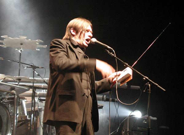 Einstürzende Neubauten – Der Rumpelkammer auf der Bühne entlockten Blixa Bargeld und seine Kollegen mitreißende Töne. – 