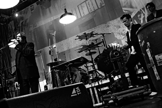 Einstürzende Neubauten – In den "Werbepausen" wirbt Blixa für die Supporter-Idee. – 