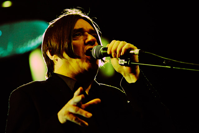 Einstürzende Neubauten – In den "Werbepausen" wirbt Blixa für die Supporter-Idee. – 