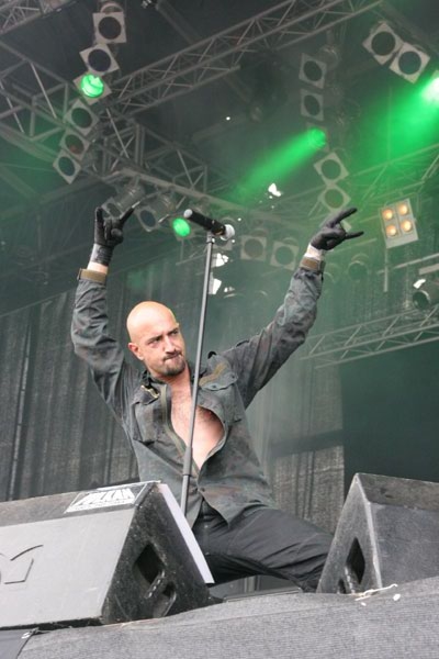 Eisbrecher – Mit Alexx hat die Band einfach den geborenen Frontmann. – 