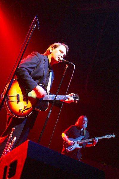 Element Of Crime – Zu Beginn noch ohne den erkrankten Gitarristen gestartet, entwickelt sich die Tour zum Megaerfolg. – 