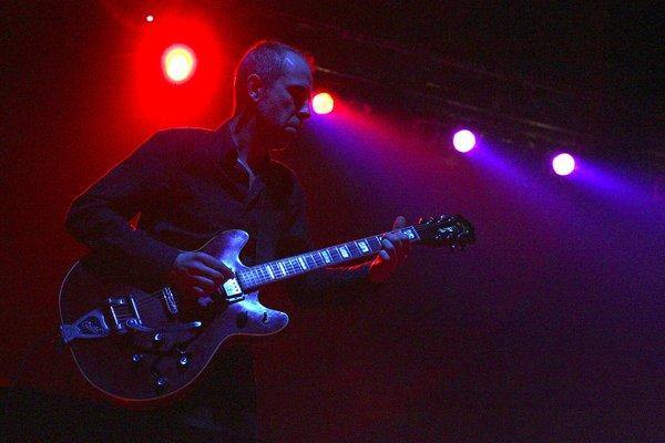 Element Of Crime – Zu Beginn noch ohne den erkrankten Gitarristen gestartet, entwickelt sich die Tour zum Megaerfolg. – 