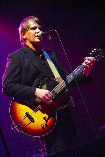 Element Of Crime – Zu Beginn noch ohne den erkrankten Gitarristen gestartet, entwickelt sich die Tour zum Megaerfolg. – 