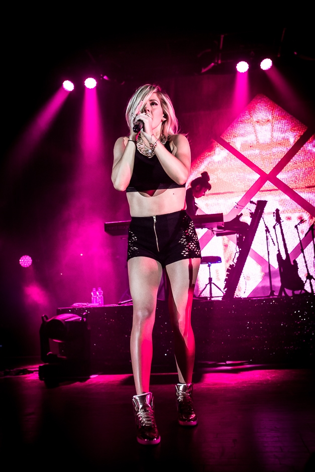 Als wär der Sommer in der Stadt gewesen - im kurzen Outfit on stage. – Ellie Goulding.