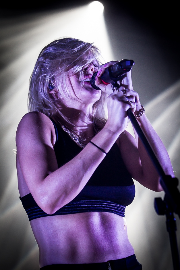 Ellie Goulding – Als wär der Sommer in der Stadt gewesen - im kurzen Outfit on stage. – Ellie am Mic.