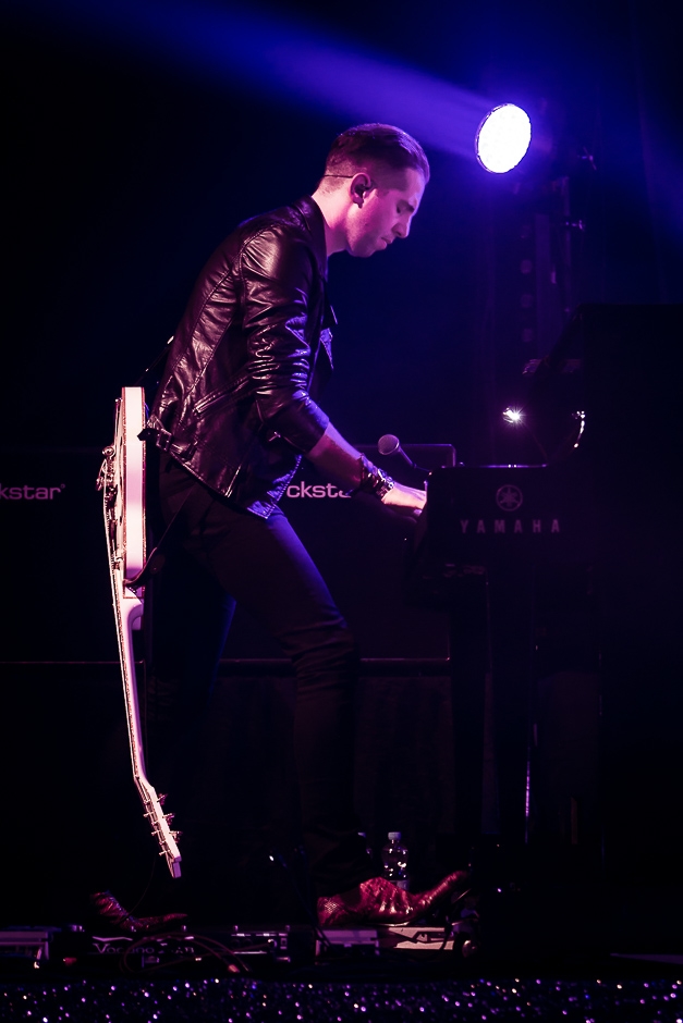 Ellie Goulding – Close your eyes, man.