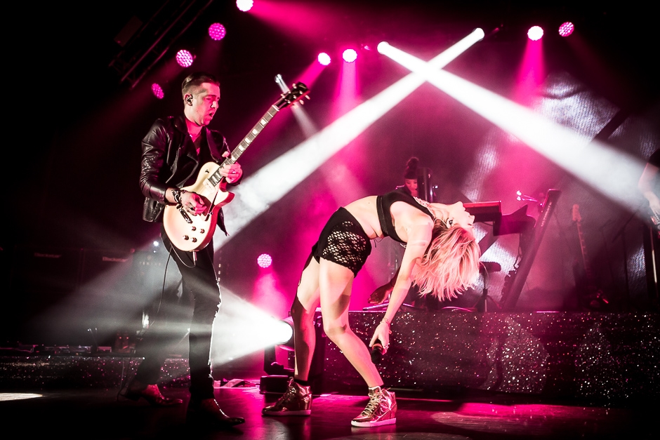 Ellie Goulding – Als wär der Sommer in der Stadt gewesen - im kurzen Outfit on stage. – Ellie - ziemlich biegsam.