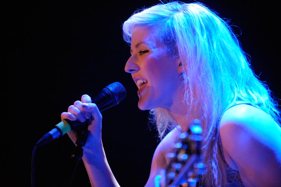 Ein echtes Postergirl zu Gast in Kölns Wohnzimmer. – Ellie Goulding am Mic.
