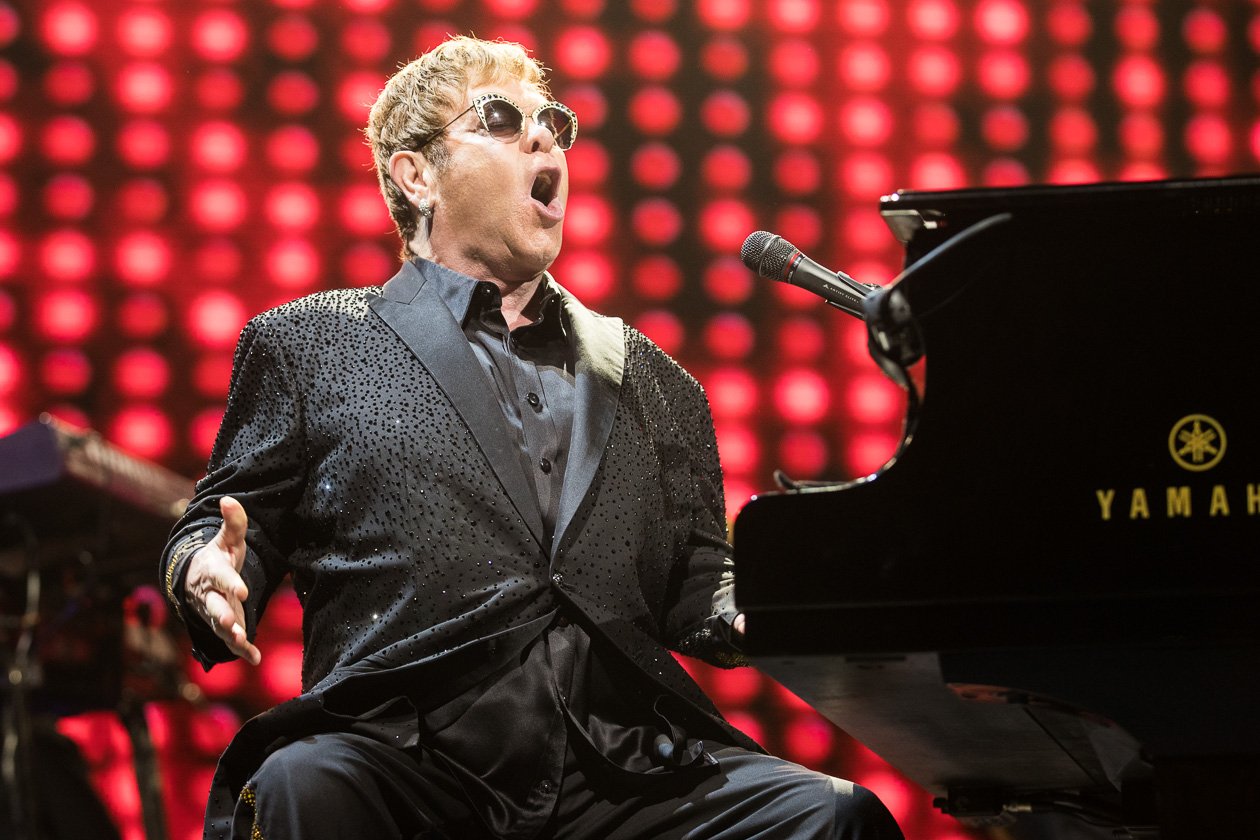Elton John – Wenn sich der Brite ankündigt, ist die Hütte rappelvoll. – Elton.