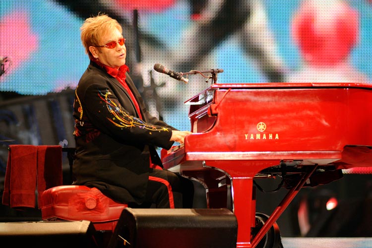 Elton und sein rotes Piano begeistern 8000 Zuschauer in Düsseldorf. – Elton John live in Düsseldorf.