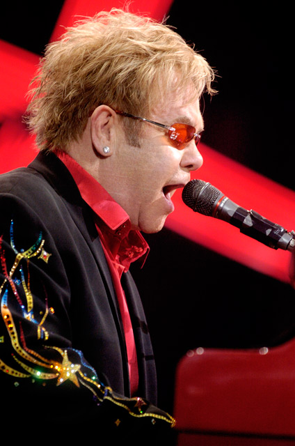 Elton und sein rotes Piano begeistern 8000 Zuschauer in Düsseldorf. – Elton John live in Düsseldorf.