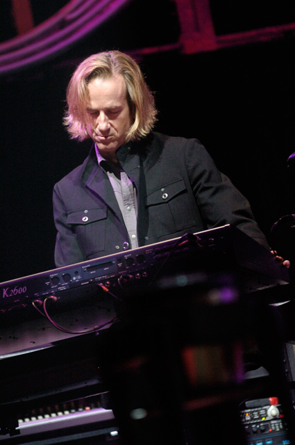 Elton und sein rotes Piano begeistern 8000 Zuschauer in Düsseldorf. – Elton John live in Düsseldorf.