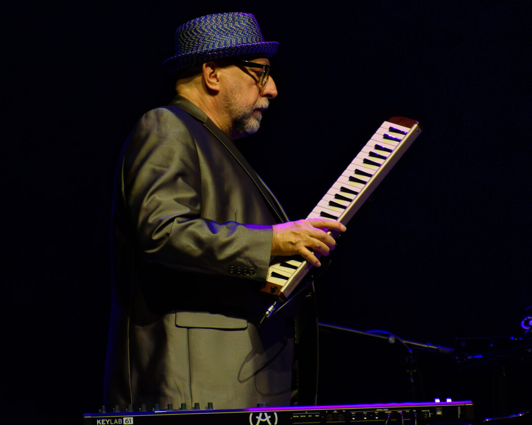 Elvis Costello – Mit Langzeitkollaborateur und Pianist Steve Nieve auf Tour. – Steve Nieve.
