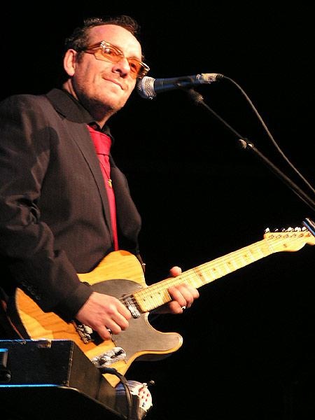 Elvis Costello am 6.7.2005 live beim Zeltfestival Konstanz. – 