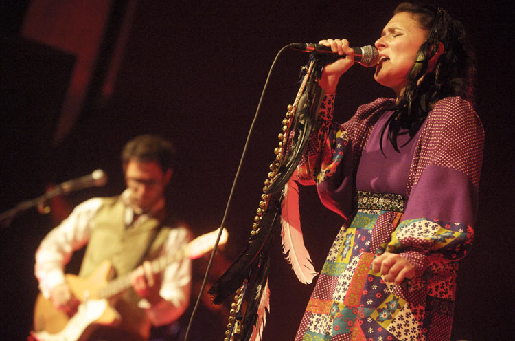 Emiliana Torrini live in Köln: Es gibt noch mehr als "Jungle Drum". – ...aus ihrem Album "Me And Armini", bevor sie den Hit des Sommers anstimmte.