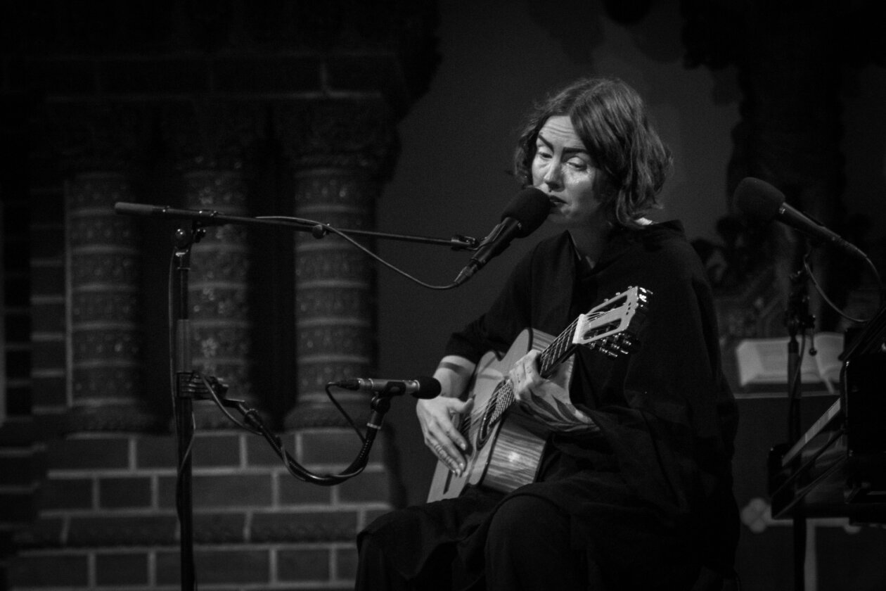Emma Ruth Rundle und Jo Quail in sakralem Ambiente. Sky-Daddy is watching. – Emma Ruth Rundle.