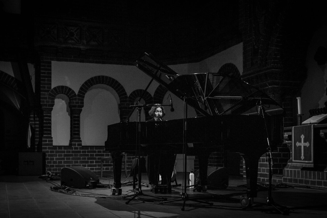 Emma Ruth Rundle und Jo Quail in sakralem Ambiente. Sky-Daddy is watching. – Emma Ruth Rundle.