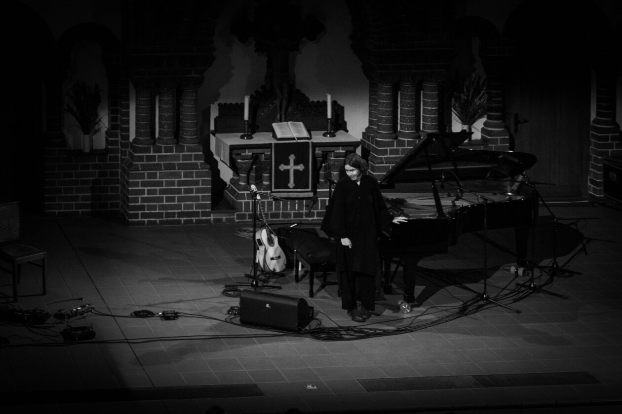 Emma Ruth Rundle und Jo Quail in sakralem Ambiente. Sky-Daddy is watching. – Emma Ruth Rundle.