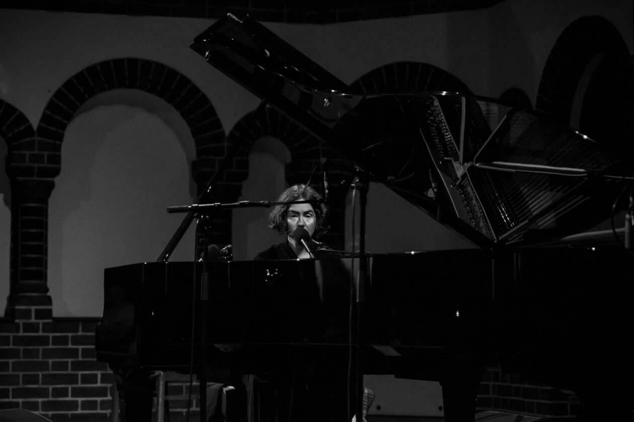 Emma Ruth Rundle und Jo Quail in sakralem Ambiente. Sky-Daddy is watching. – Mal am Klavier,...