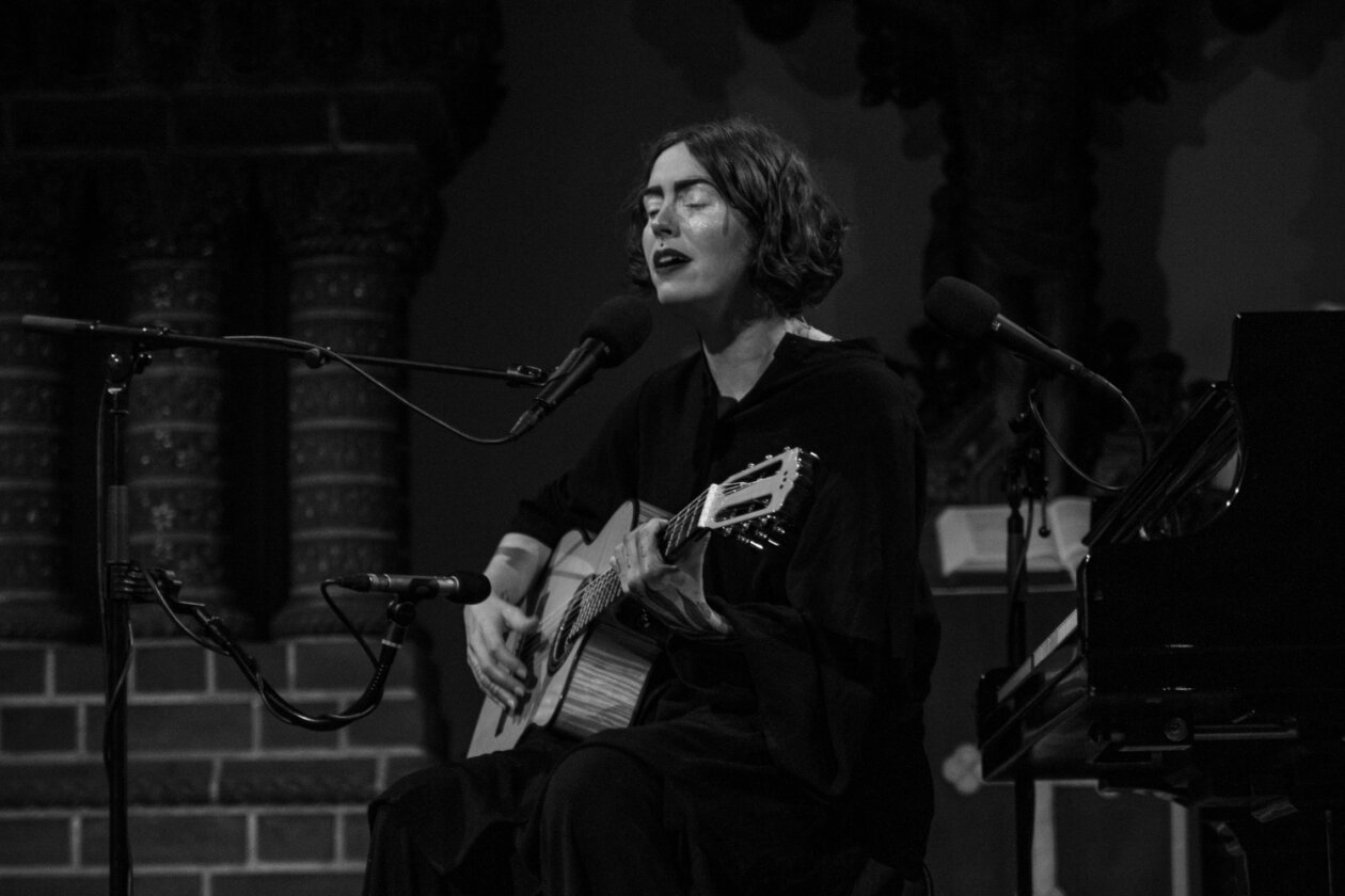 Emma Ruth Rundle und Jo Quail in sakralem Ambiente. Sky-Daddy is watching. – ...mal an der Gitarre.