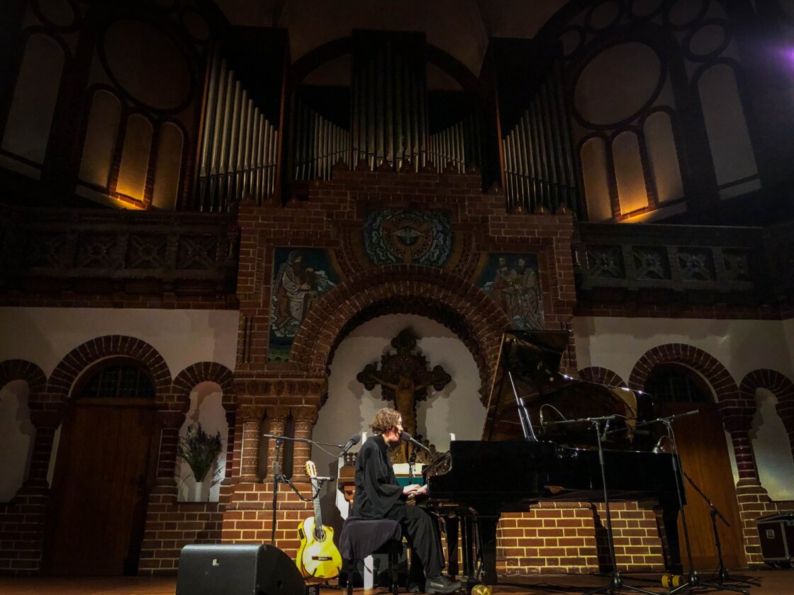Emma Ruth Rundle und Jo Quail in sakralem Ambiente. Sky-Daddy is watching. – Als Zugabe gibts den "Pump Organ Song".