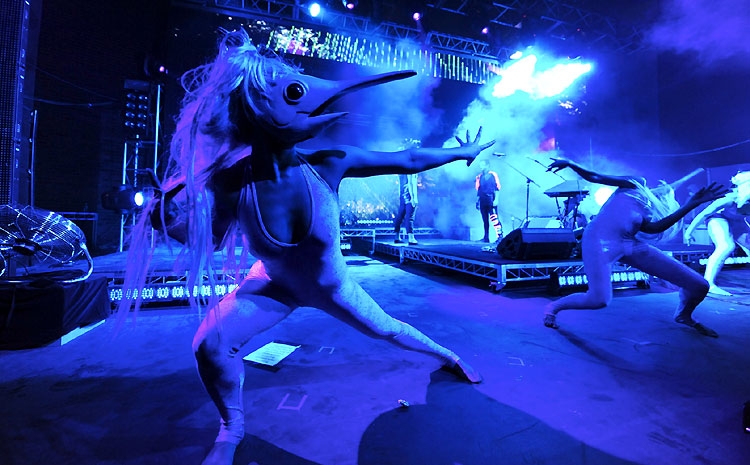 Empire Of The Sun – Dieses Kostümtheater in Brisbane könnte selbst Kylie Minogue neidisch machen. – Kostümtheater in Brisbane.