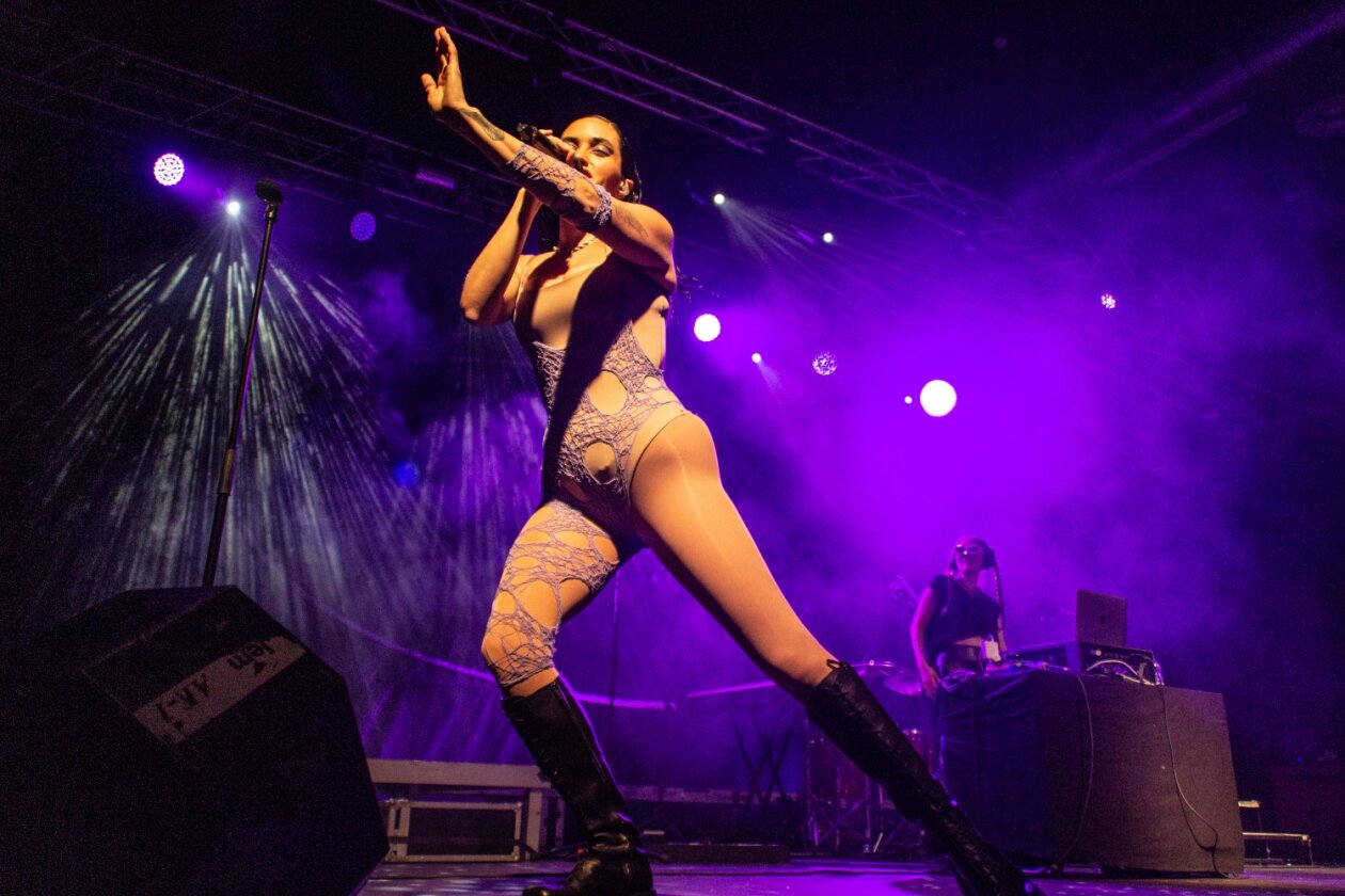 Lorely Rodriguez auf Tour mit Rina Sawayama. – Lorely Rodriguez aka Empress Of.