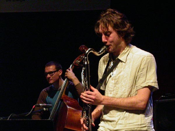 Enders Room bittet beim hervorragenden Zürcher "Jazz No Jazz"-Festival zum Tanztee. – BassKlarinette: Ulli Wangenheim, Bass: Andy Kurz