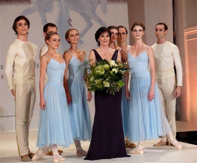 Enya und das Berliner Staatsballett in einer Ballettperformance zum Album "And Winter Came". – ...  und BallettänzerInnen im Schloss Charlottenburg in Berlin.
