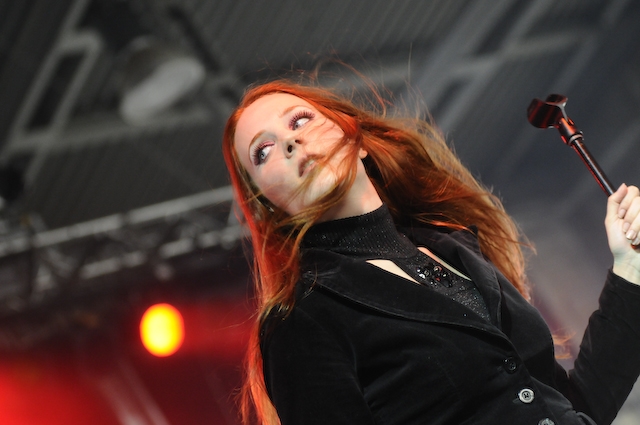 Epica – Simone Simons als Blickfang beim M'era Luna 2008. – 