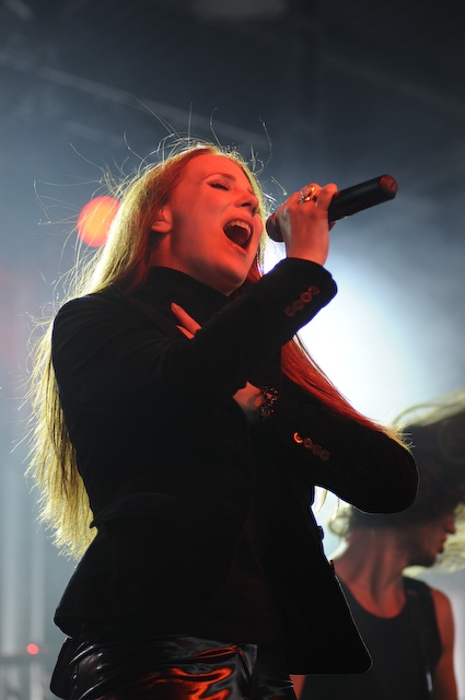 Epica – Simone Simons als Blickfang beim M'era Luna 2008. – 