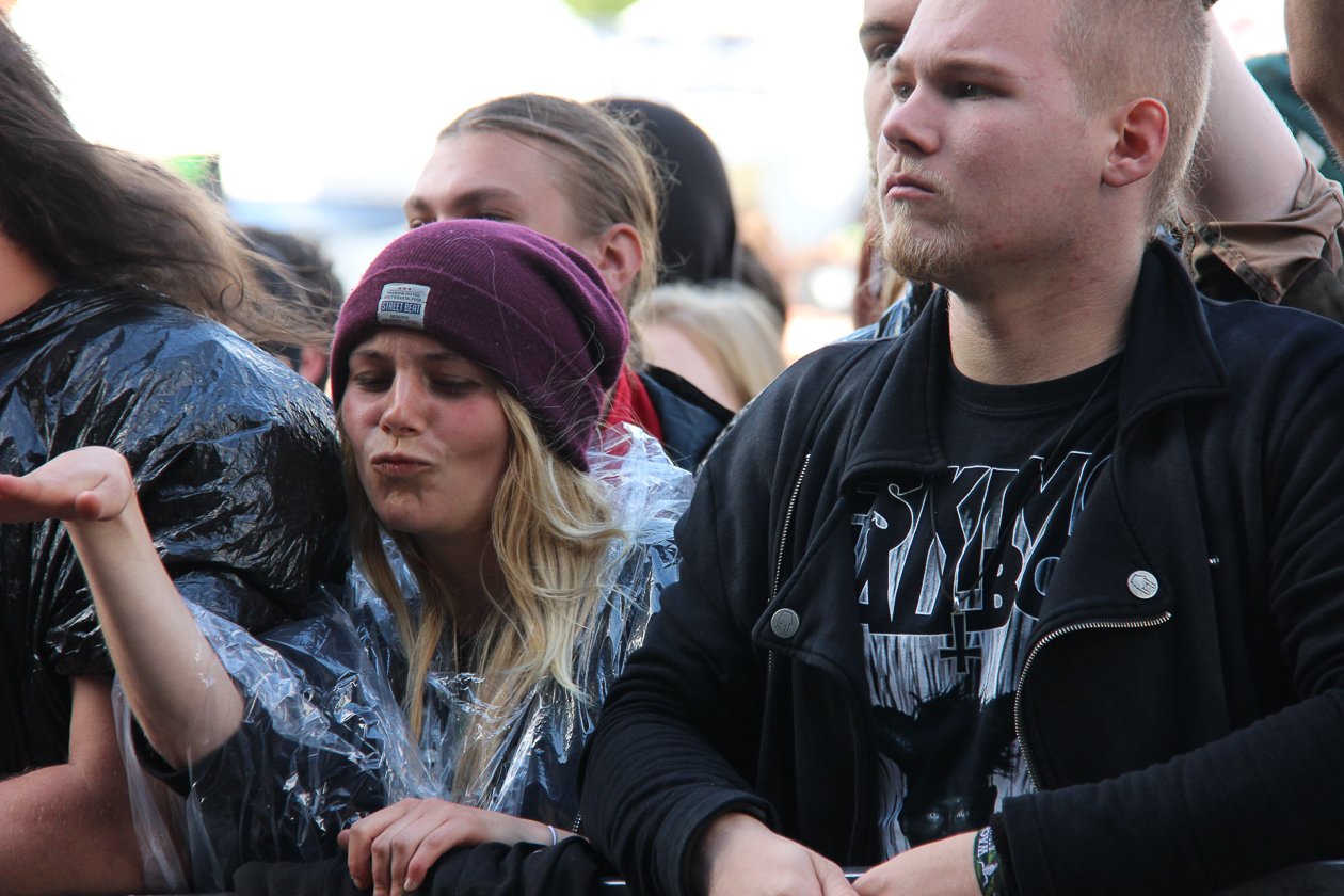 Eskimo Callboy – Brachten die Frühaufsteher am Samstag ordentlich in Fahrt. – Die Fans gehen mit.