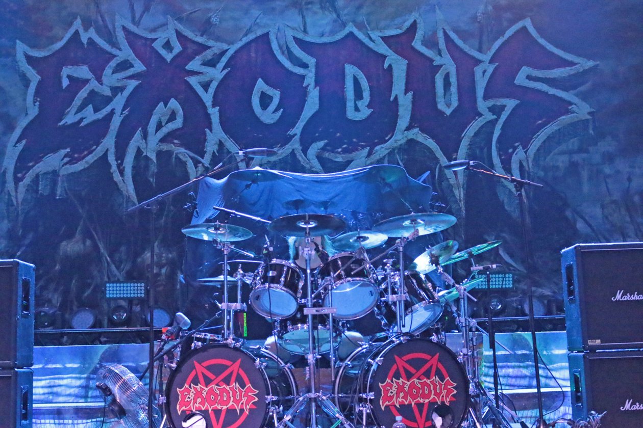 Exodus – Gary Holt und Co. in bester Spiellaune (und bei bescheidenem Sound). – Seht ihr ihn? Tom Hunting.