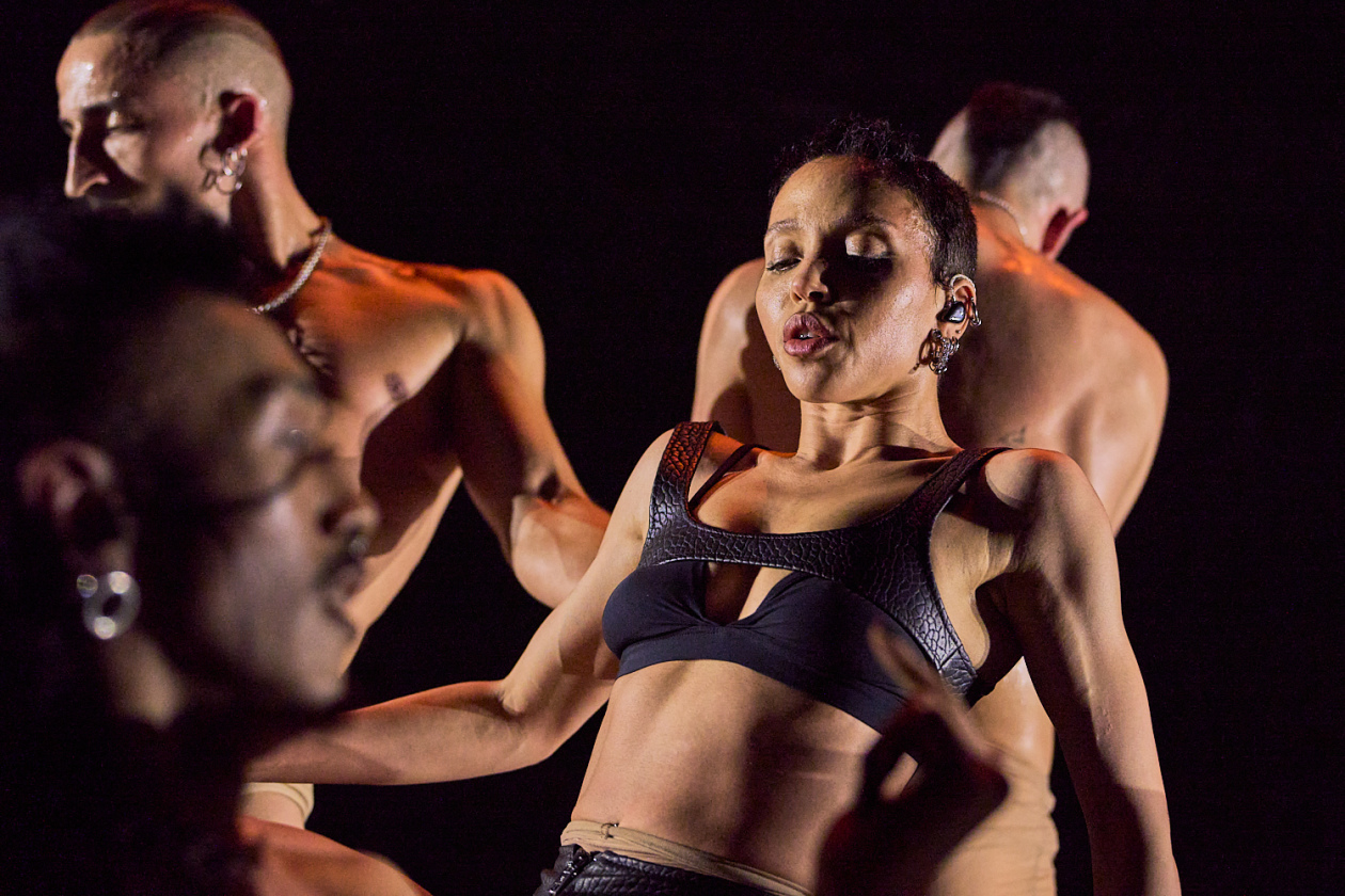 Perfekte Performance der britischen Musikerin beim einzigen Deutschland-Gig. – FKA Twigs.