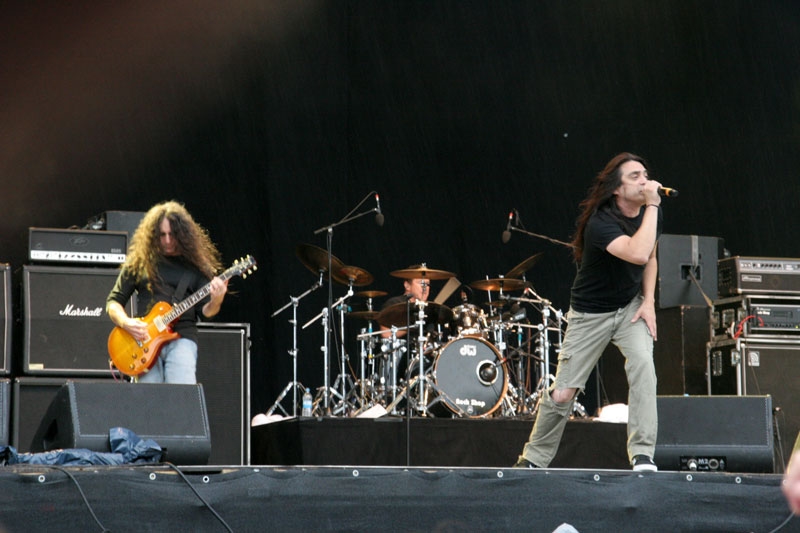 Trotz Regen eine der am meisten beachteten Bands auf dem Festival. – Fates Warning