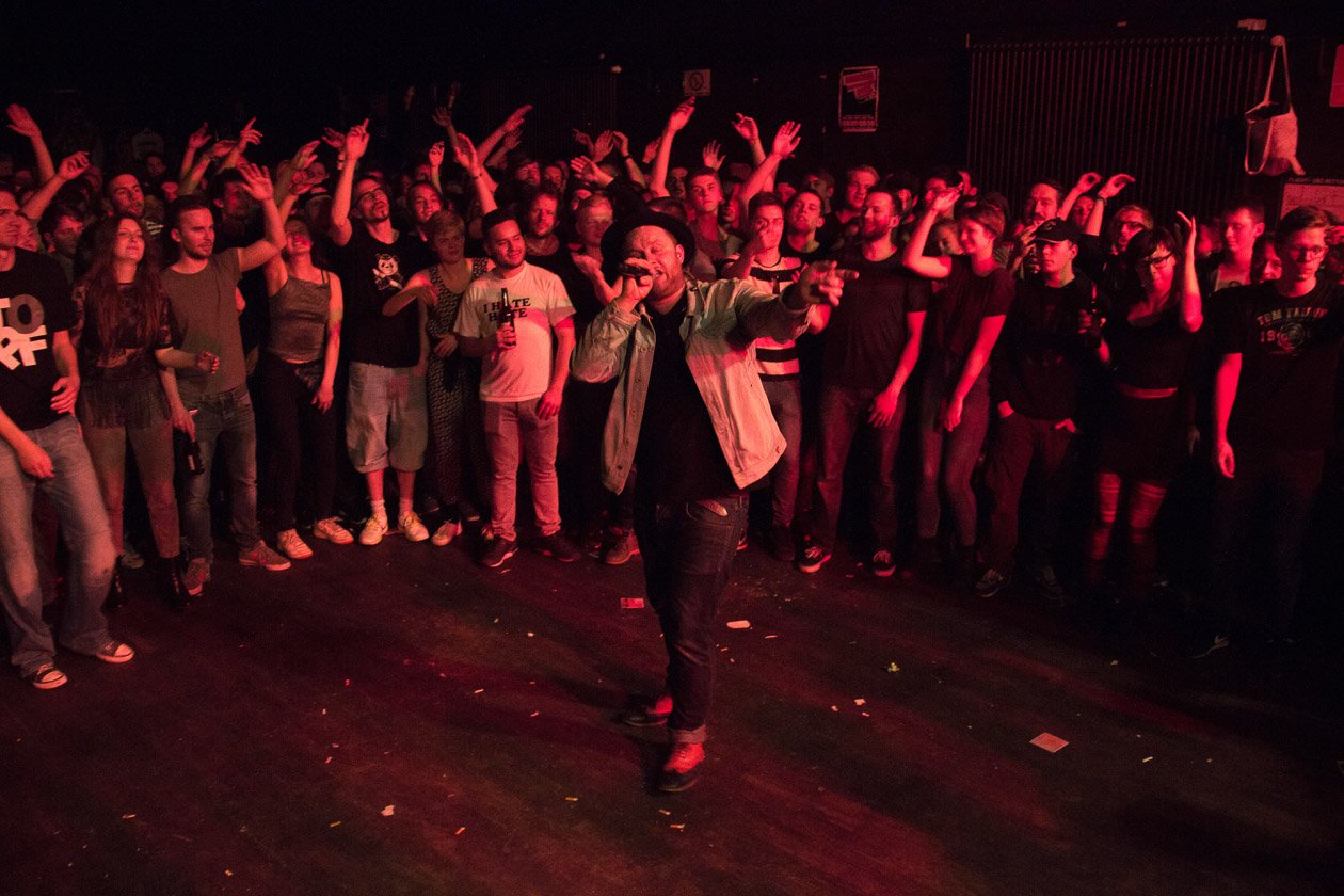 Fatoni – Ein sehr schicker Hip Hop-Abend in der Hauptstadt - inklusive Juse Ju, Dexter u.a. – Dann runter ins Rund.