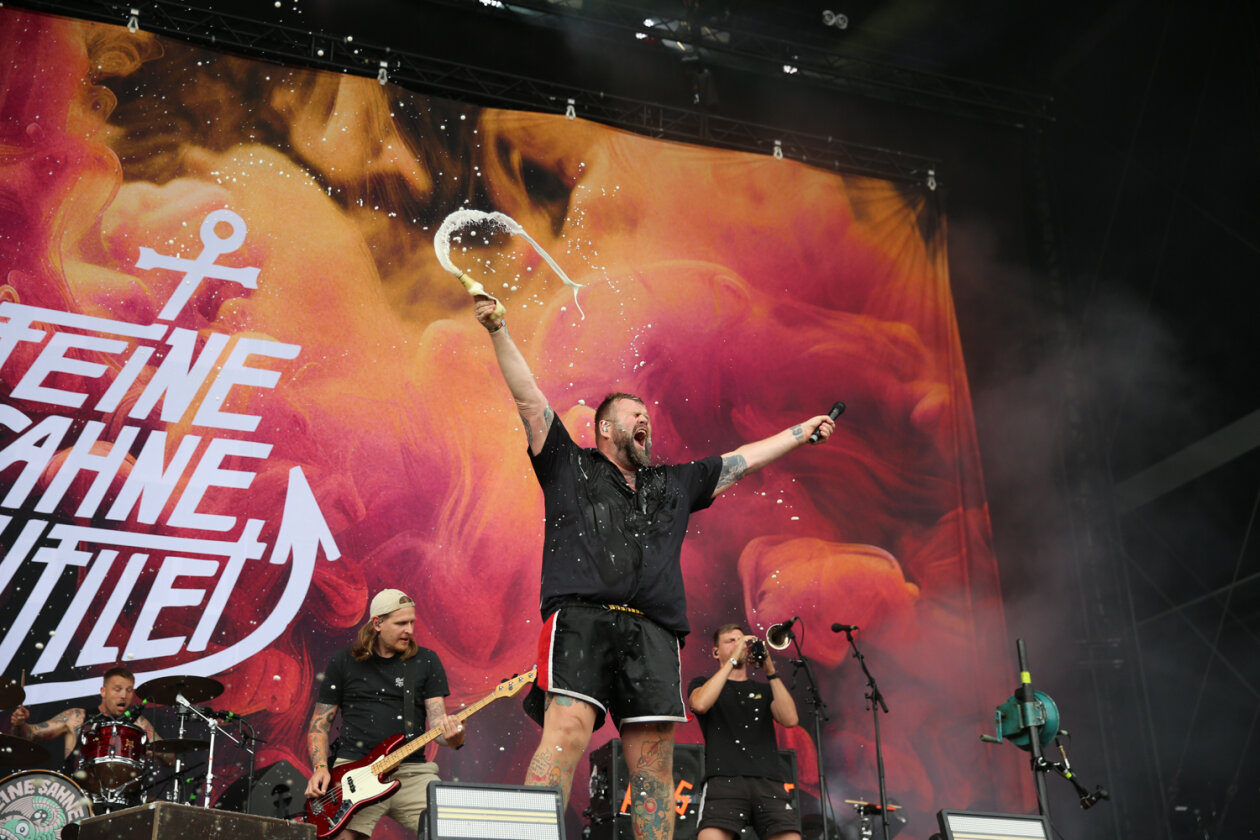 Der Abriss am Sonntag: Monchi und Band. – Feine Sahne Fischfilet.