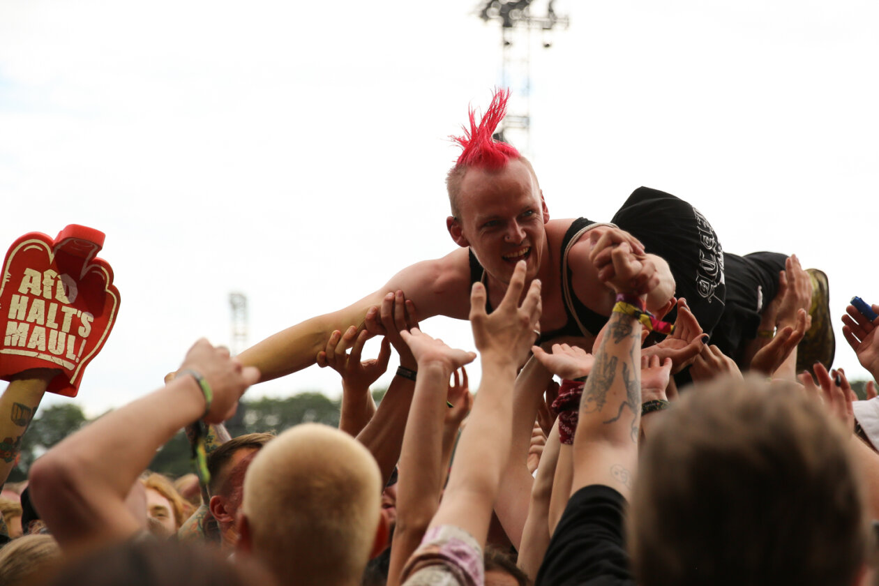 Der Abriss am Sonntag: Monchi und Band. – Feine Sahne Fischfilet.