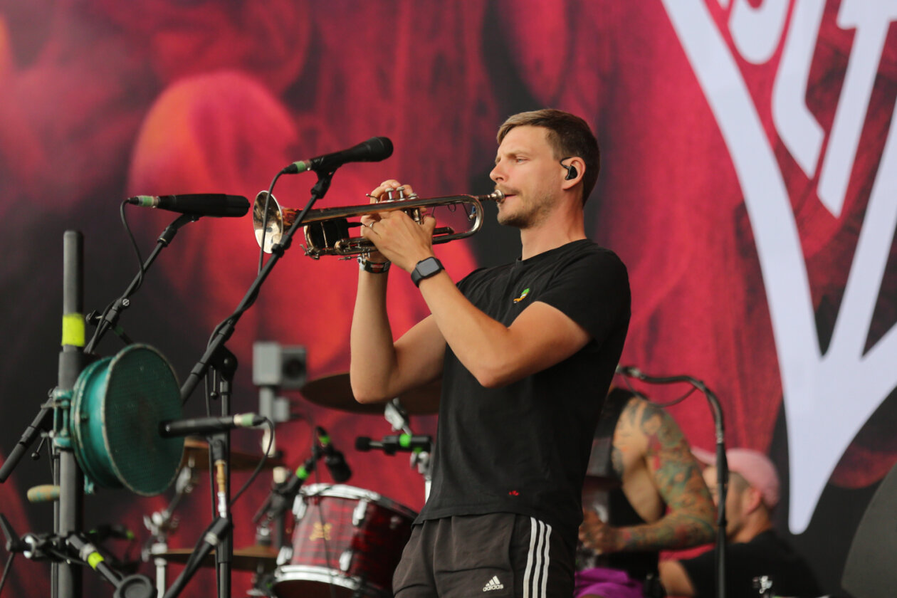 Der Abriss am Sonntag: Monchi und Band. – Feine Sahne Fischfilet.