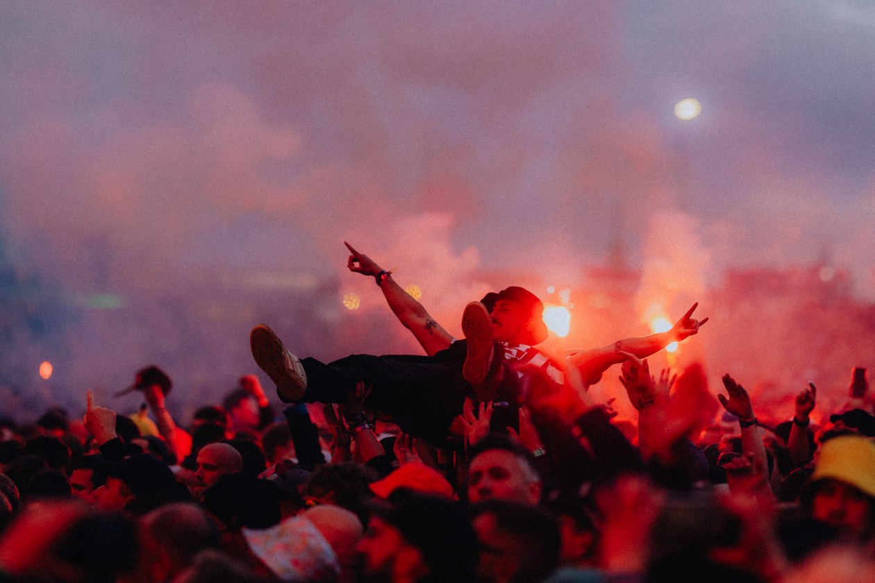 Immer eine Festivalattraktion: Monchi und Band live. – Feine Sahne Fischfilet.