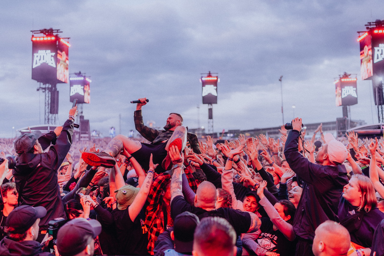 Immer eine Festivalattraktion: Monchi und Band live. – Feine Sahne Fischfilet.