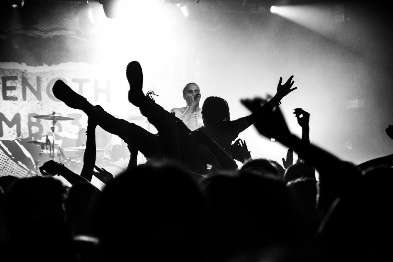 Fever 333 – D333monstration im ausverkauften Berliner Kult-Club SO36! – Auch das Publikum surft.